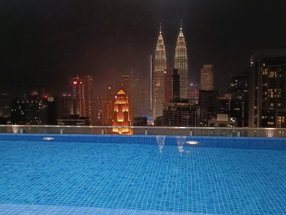 C14B Modern Infinity Pool Klcc Balcony View Lägenhet Kuala Lumpur Exteriör bild