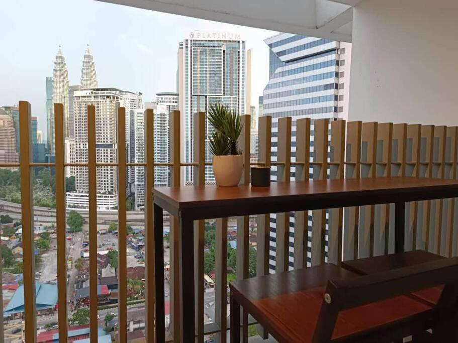 C14B Modern Infinity Pool Klcc Balcony View Lägenhet Kuala Lumpur Exteriör bild