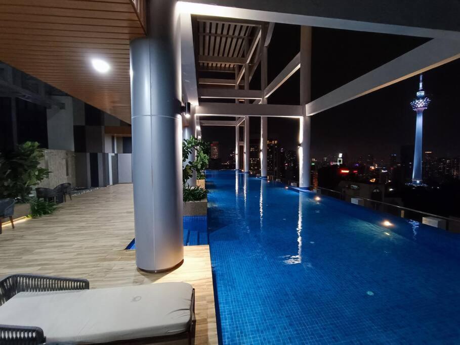 C14B Modern Infinity Pool Klcc Balcony View Lägenhet Kuala Lumpur Exteriör bild