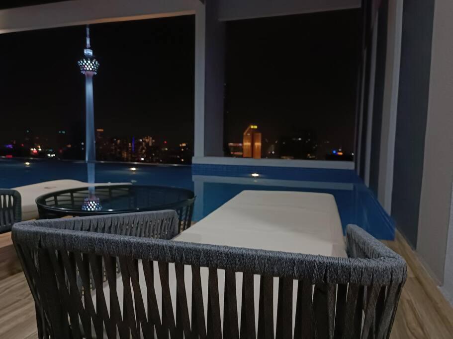 C14B Modern Infinity Pool Klcc Balcony View Lägenhet Kuala Lumpur Exteriör bild