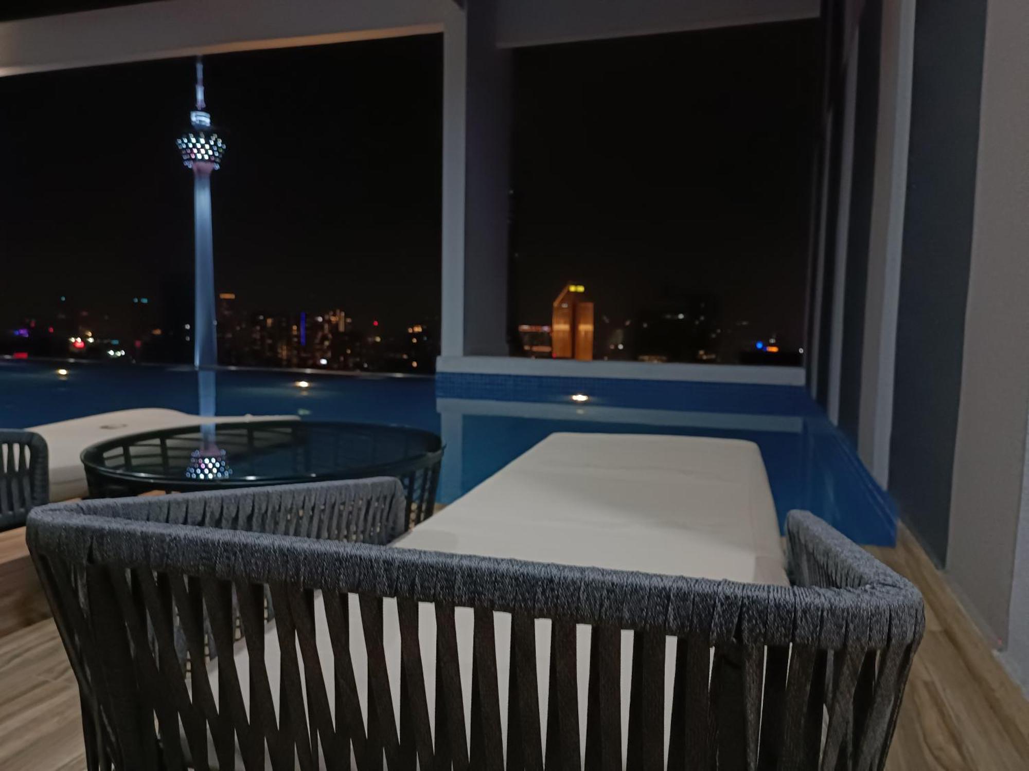 C14B Modern Infinity Pool Klcc Balcony View Lägenhet Kuala Lumpur Exteriör bild