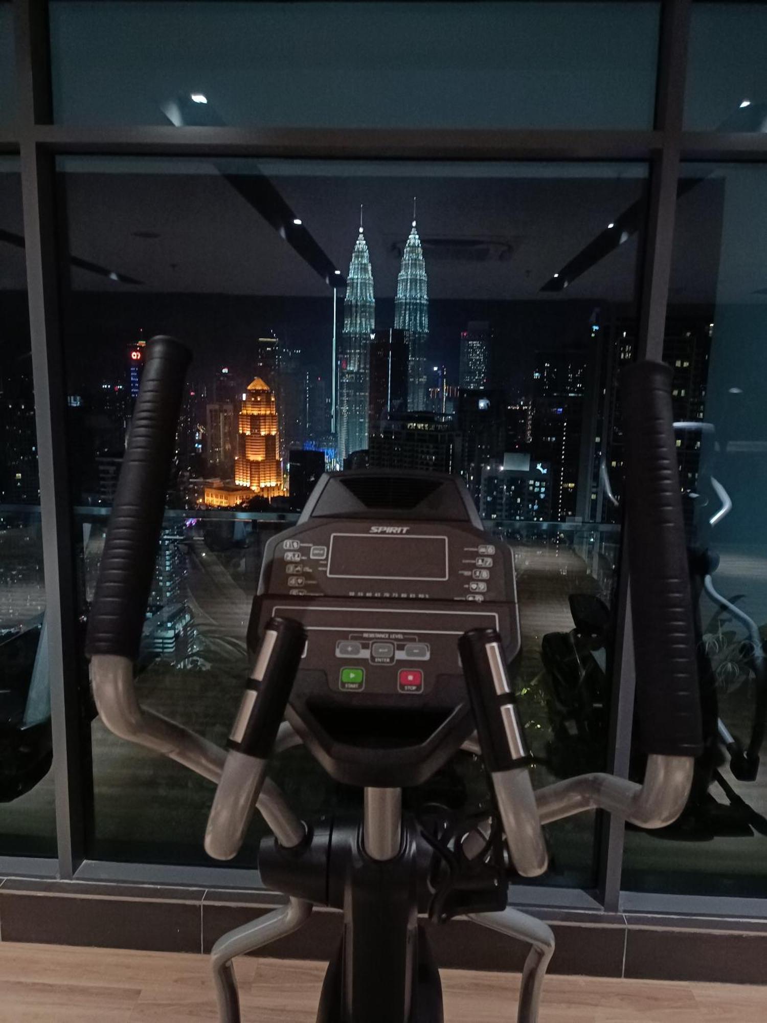 C14B Modern Infinity Pool Klcc Balcony View Lägenhet Kuala Lumpur Exteriör bild