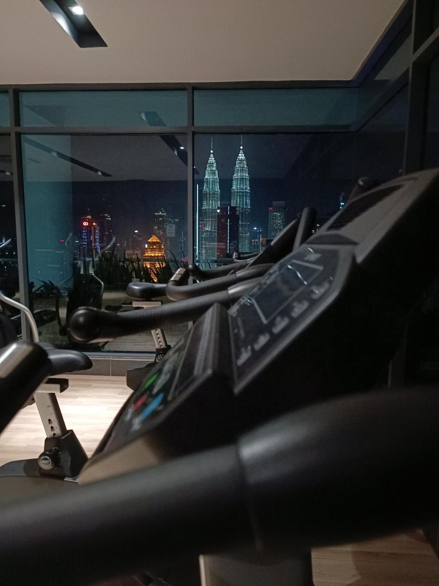 C14B Modern Infinity Pool Klcc Balcony View Lägenhet Kuala Lumpur Exteriör bild