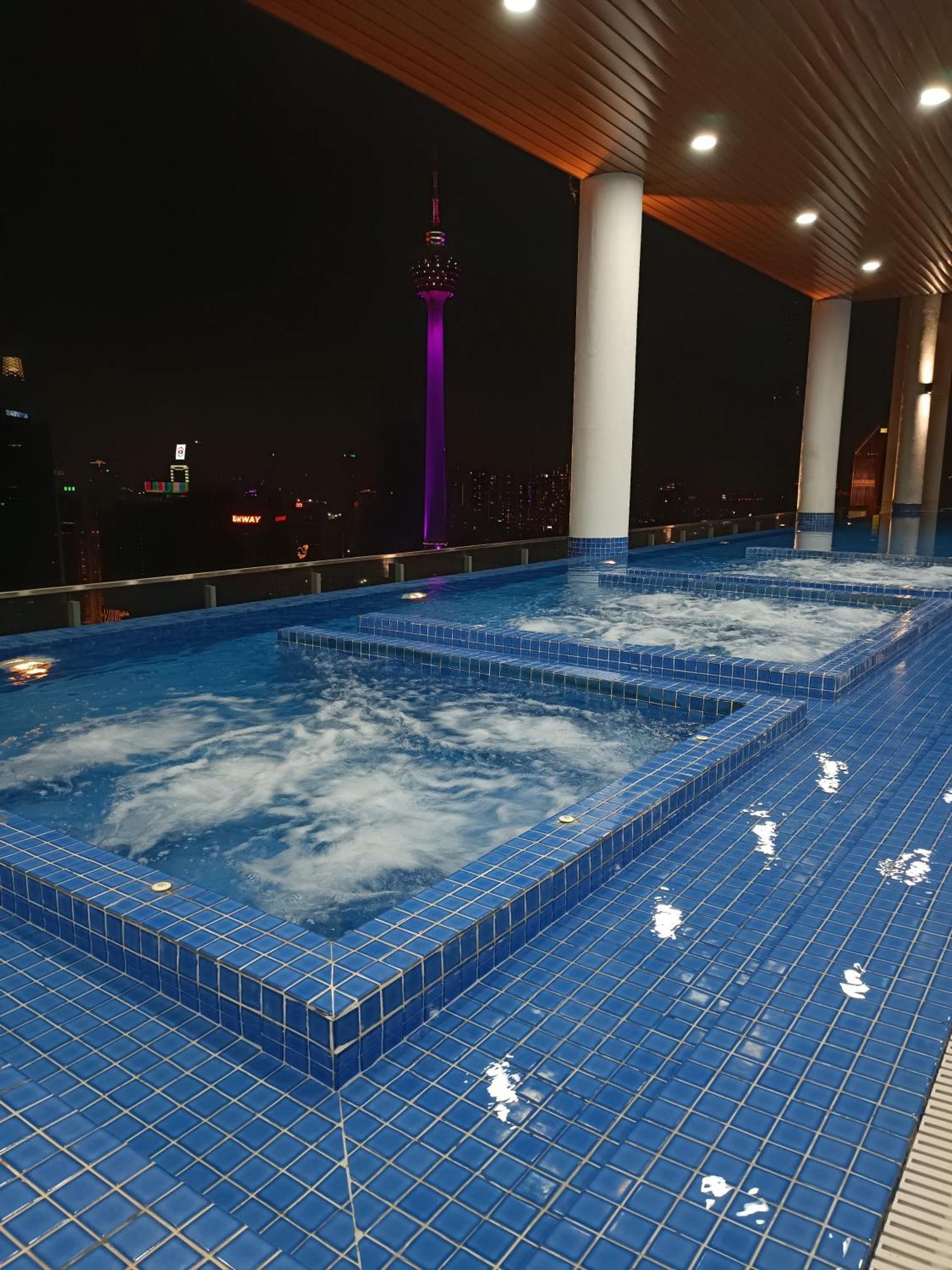 C14B Modern Infinity Pool Klcc Balcony View Lägenhet Kuala Lumpur Exteriör bild